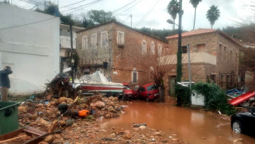 Καλαμάτα: Μεγάλες καταστροφές στις Κιτριές - Ξηλώθηκε ο παραλιακός δρόμος, χείμαρρος παρέσυρε αυτοκίνητα