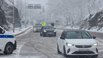 Η κακοκαιρία σαρώνει τη χώρα: Χιόνια, τσουχτερό κρύο και κλειστά σχολεία - «Ξηλώθηκε» ο παραλιακός δρόμος στις Κιτριές