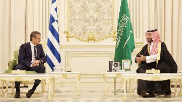 Στη Σαουδική Αραβία ο Μητσοτάκης: Οι στρατηγικές σχέσεις με το Ριάντ και η ατζέντα του Ανωτάτου Συμβουλίου