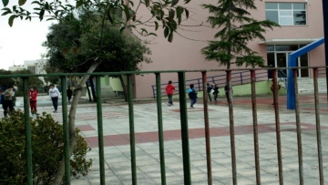 Μητέρα γρονθοκόπησε καθηγητή σε σχολείο της Μαγνησίας  - Η πεθερά της τραβούσε βίντεο 