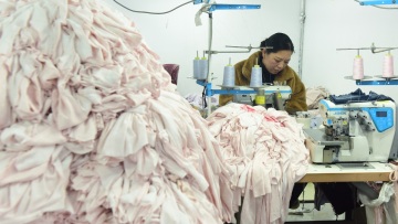 Πώς είναι πραγματικά να δουλεύεις για τη fast fashion; «Όταν ο μήνας έχει 31 μέρες, θα εργαστώ τις 30»