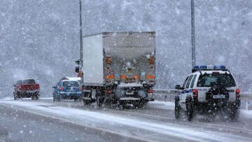 Ακινητοποιημένες νταλίκες στο Δερβένι Θεσσαλονίκης - «Δεν μας αφήνουν να φύγουμε εδώ και 32 ώρες»