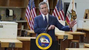  Πυρκαγιές στο Λος Άντζελες: Ο κυβερνήτης της Καλιφόρνιας κατηγορεί τον  Μασκ πως διασπείρει «ψέματα» 