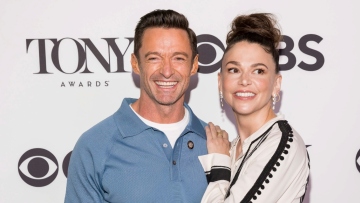 Χιου Τζάκμαν: Ερωτευμένος ο ηθοποιός - Τα φιλιά του με τη Σάτον Φόστερ σε πάρκινγκ 