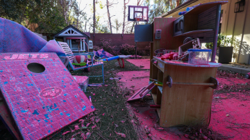 Λος Άντζελες: Ψέκασαν με ροζ σκόνη την πόλη μετά τις φονικές πυρκαγιές - Τι είναι και γιατί προκαλεί αντιδράσεις