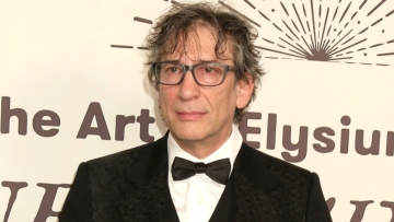 Νιλ Γκέιμαν: Ο συγγραφέας του «Sandman» κατηγορείται από 8 γυναίκες για σεξουαλική επίθεση 