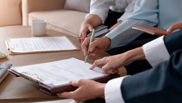 Μύλος με τις ασφαλιστικές εταιρείες: Το ράλι τιμών στα συμβόλαια και η παρέμβαση της κυβέρνησης