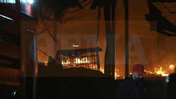 Φωτιά στην Καραμολέγκος στο Κορωπί - Καίγονται τα logistics του Απολλώνιον