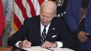 O Μπάιντεν υπέγραψε προεδρική απόφαση και δίνει προνόμια χώρας μέλους του ΝΑΤΟ στην Κύπρο