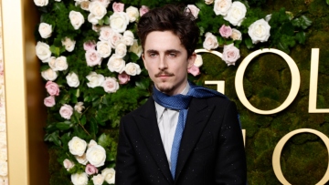 Τίμοθι Σάλαμε: Έφτασε με ποδήλατο στην πρεμιέρα του «A Complete Unknown» στο Λονδίνο