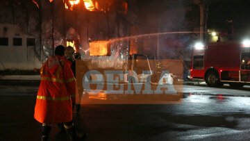 Φωτιά στην Καραμολέγκος στο Κορωπί - Κάηκαν τα logistics του Απολλώνιον 