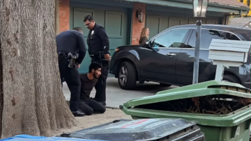 Κάτοικοι ακινητοποίησαν παράνομο μετανάστη στο Λος Άντζελες που έβαζε φωτιές στους δρόμους - Δείτε βίντεο