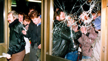 35 χρόνια από την κατάληψη των κεντρικών της Στάζι: «Φέρτε ασβέστη και τούβλα»