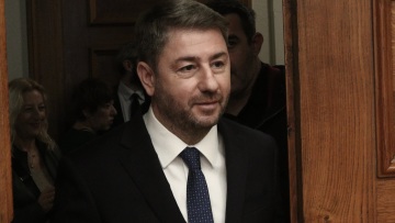 Το ΠΑΣΟΚ ανακοινώνει τον υποψήφιό του για την Προεδρία: Το φαβορί Τάσος Γιαννίτσης και η αγωνία για την τρίτη θέση στις ψηφοφορίες στη Βουλή