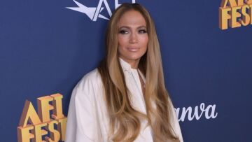 Τζένιφερ Λόπεζ: Δώρισε προσωπικά της αντικείμενα στους πληγέντες από τις πυρκαγιές στο Λος Άντζελες