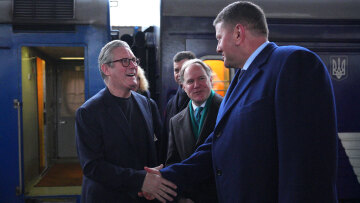 Στο Κίεβο ο Στάρμερ για να υπογράψει με τον Ζελένσκι συμφωνία «ορόσημο» διάρκειας 100 ετών