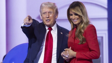 «Μάχη» για τον οίκο μόδας που θα ντύσει την Μελάνια Τραμπ για την ορκωμοσία