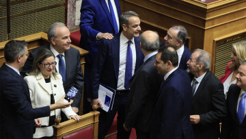 Κυριάκος Μητσοτάκης: «Ζεσταίνει» βάση και βουλευτές και συντηρεί το μέτωπο με το ΠΑΣΟΚ