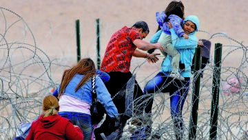 Ξεκινούν οι συλλήψεις παράνομων μεταναστών στις ΗΠΑ, λέει ο «τσάρος των συνόρων» του Τραμπ