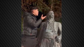 Σάλος με νεαρό που έφτυσε και έβριζε άγαλμα του Κατσαντώνη - Συνελήφθη, «θα το σκουπίσω, θα ζητήσω ταπεινά συγγνώμη» λέει ο ίδιος