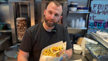 Έλληνας που ζει στο Λονδίνο παρασκευάζει τυλιχτό με γύρο... 4 κιλά και τρελαίνει τους Βρετανούς