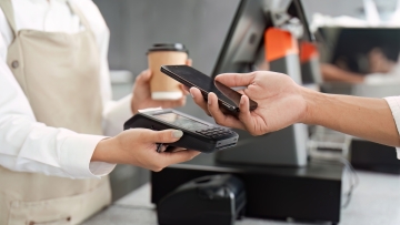 ΑΑΔΕ: Βαριά πρόστιμα για τα «εκτός δικτύου» POS και ταμειακές