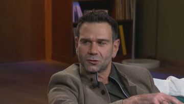   Τάσος Ιορδανίδης για τη σχέση του στο παρελθόν με το αλκοόλ: Έπινα πριν ανέβω στη σκηνή για να φεύγει το άγχος και να μπαίνω στον ρόλο 