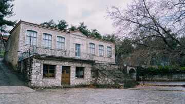 Ο παραδοσιακός οικισμός της Αρκαδίας με τις πετρόχτιστες βρύσες και την αμφιθεατρική θέα