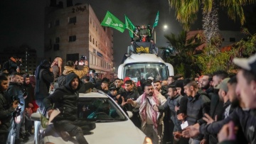 Δυο λεωφορεία με Παλαιστίνιους κρατούμενους αναχώρησαν από την ισραηλινή φυλακή Οφέρ - Πανηγυρισμοί στη Δυτική Όχθη