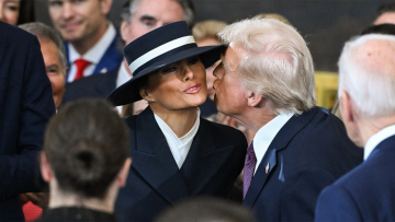 Στον... αέρα το φιλί του Ντόναλντ Τραμπ στη Μελάνια κατά την ορκωμοσία του - Δείτε βίντεο