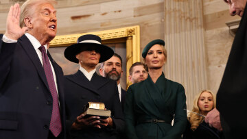 Ορκωμοσία Τραμπ: Οι εμφανίσεις που ξεχώρισαν - Από το καπέλο της Μελάνια στο πράσινο look της Ιβάνκα