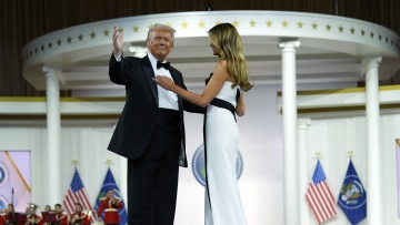 Ντόναλντ Τραμπ: Ο χορός με την Μελάνια Τραμπ και το YMCA με το... σπαθί