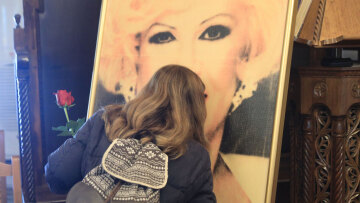 Σε εξέλιξη το λαϊκό προσκύνημα στην Καίτη Γκρέυ - Στις 15:00 η κηδεία της