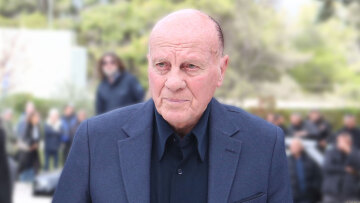 Παραμένει διασωληνωμένος στη ΜΕΘ ο Μίμης Δομάζος - Τι λέει το νέο ιατρικό ανακοινωθέν