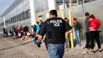 Ο Τραμπ επαναφέρει πρόγραμμα που δίνει άδεια στους συνοριοφύλακες να κάνουν επιδρομές ακόμα και σε σχολεία 