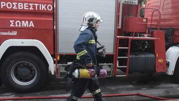 Σε εξέλιξη φωτιά κοντά στις γραμμές του Προαστιακού στον Ασπρόπυργο, διακοπή δρομολογίων