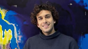 Rikki: Η ζωή στην Αγγλία, η συμμετοχή του το 2006 στη Eurovision Junior και το «Elevator» που γράφτηκε για την περσινή διοργάνωση