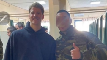 Ολυμπιακός: Ο Γουόκαπ παρουσιάστηκε στον ελληνικό στρατό με μουστάκι