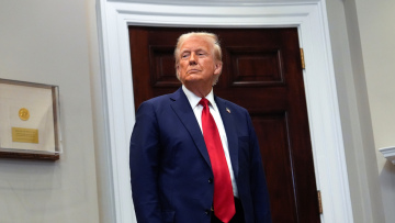 Ο Τραμπ ακυρώνει όλα τα ταξίδια προσφύγων στις ΗΠΑ και «ξηλώνει» ομοσπονδιακούς υπαλλήλους στα προγράμματα DEI