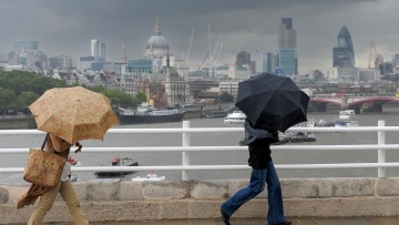 Βρετανία: Κόκκινη προειδοποίηση για την «καταιγίδα του αιώνα» - Φέρνει ριπές 160 χλμ/ώρα