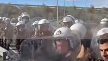 Αγρότες: Τραυματίστηκε αστυνομικός στα επεισόδια στον Ε-65 - Δείτε βίντεο