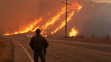 Με τρομακτική ταχύτητα εξαπλώνεται η νέα φωτιά στο Λος Άντζελες - Μέσα σε δύο ώρες κάηκαν πάνω από 20.000 στρέμματα