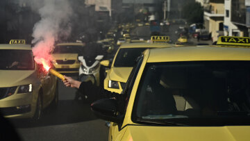 Απεργία ταξί: Εξάωρη στάση εργασίας  - Έξω από το υπουργείο Μεταφορών με κόρνες και καπνογόνα