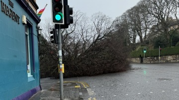 Βρετανία: Τα 161 χλμ/ώρα έφτασαν οι ριπές ανέμων στο Ηνωμένο Βασίλειο - Ένας νεκρός από πτώση δέντρου