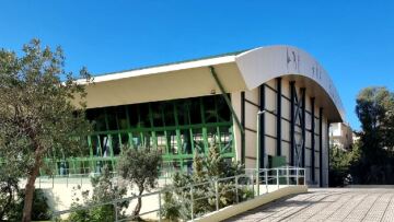 Απόπειρα αρπαγής παιδιού στη Γλυφάδα - Με μαύρα ρούχα και ανοιχτόχρωμα μάτια ο άνδρας που το φώναξε