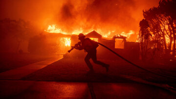 Διάσπαρτες εστίες φωτιάς κατακαίνε τη νότια Καλιφόρνια - Στη βροχή οι ελπίδες για την κατάσβεση