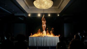 Μαρίνα Σάττι: Χορεύει «Epano sto trapezi» και καταγγέλλει την ανθρωποφαγία - Βίντεο