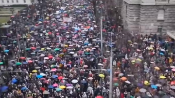 Δείτε βίντεο από τις μαζικές συγκεντρώσεις φοιτητών στη Σερβία – Αντιδιαδηλώσεις οργανώνει ο πρόεδρος Βούτσιτς