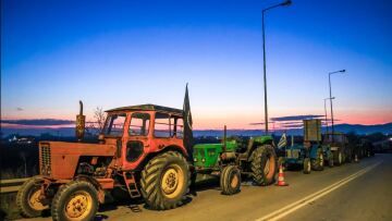 Ενισχύουν το μπλόκα τους στη Θεσσαλία οι αγρότες, στήνουν και νέα στη βόρεια Ελλάδα