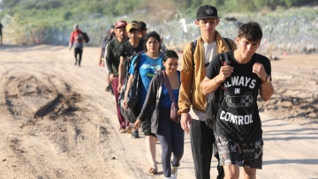 New York Times: «Πάγο» σε προγράμματα που επιτρέπουν σε μετανάστες προσωρινή εγκατάσταση στις ΗΠΑ βάζει η κυβέρνηση Τραμπ